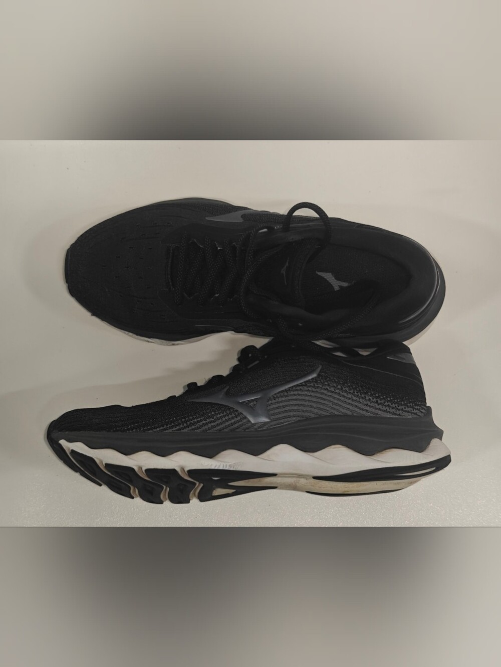 Mizuno Wave Sky 5 Womens Running Shoes Size 7 Gray black Cushion Sneakers